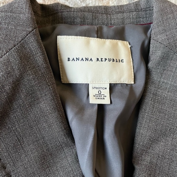 Banana Republic Business Pants Suit. Blazer Size 0, Pant Size 4. Mint condition. - Picture 6 of 8